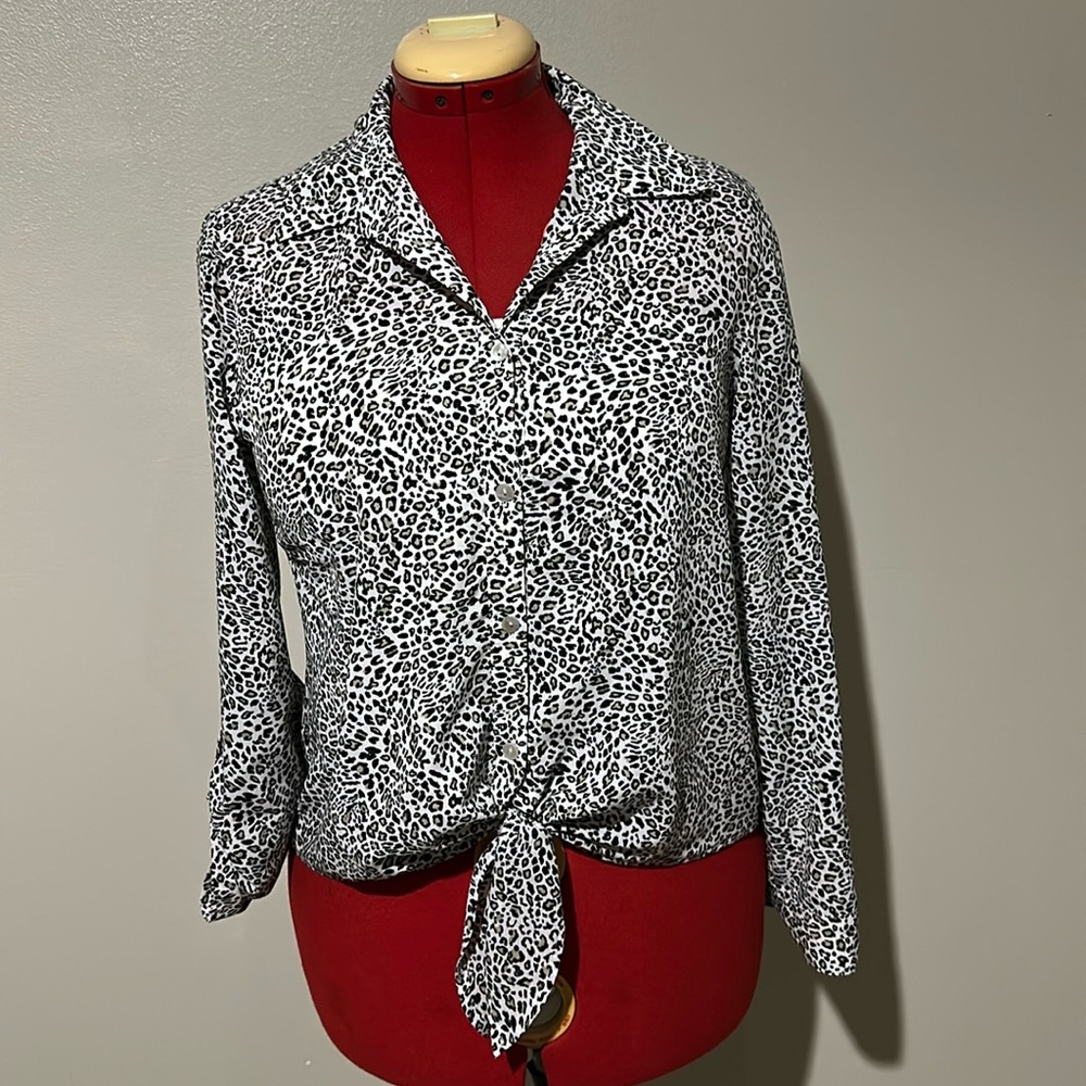 Chico’s EUC tie front top